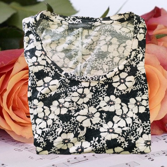 Chelsea & Theodore Black / White floral top - Picture 3 of 7
